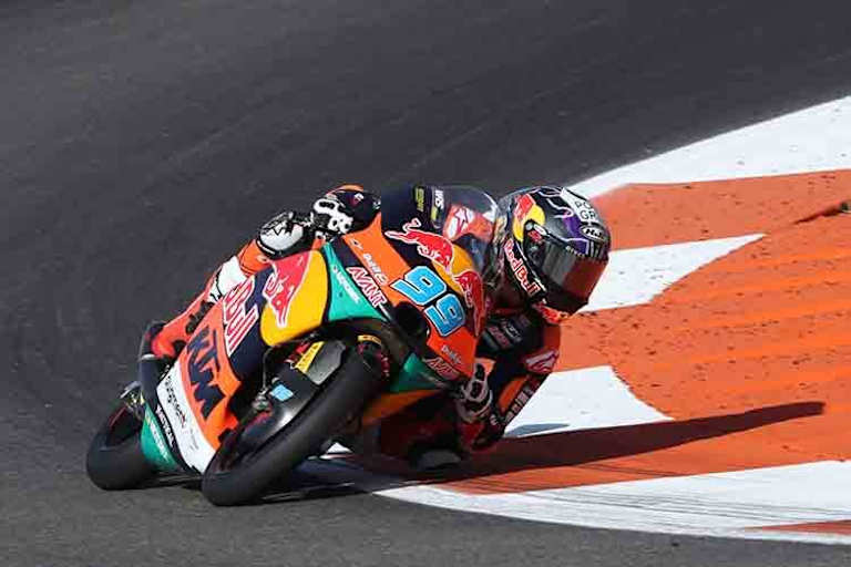 Dani Holgado auf der 2024-KTM in Valencia am Montag nach dem WM-Finale