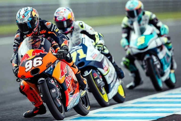 Holgado (96) setzt sich in der letzten Runde vor Local Hero Sasaki (71) - doch dieser konterte auf den letzten Metern