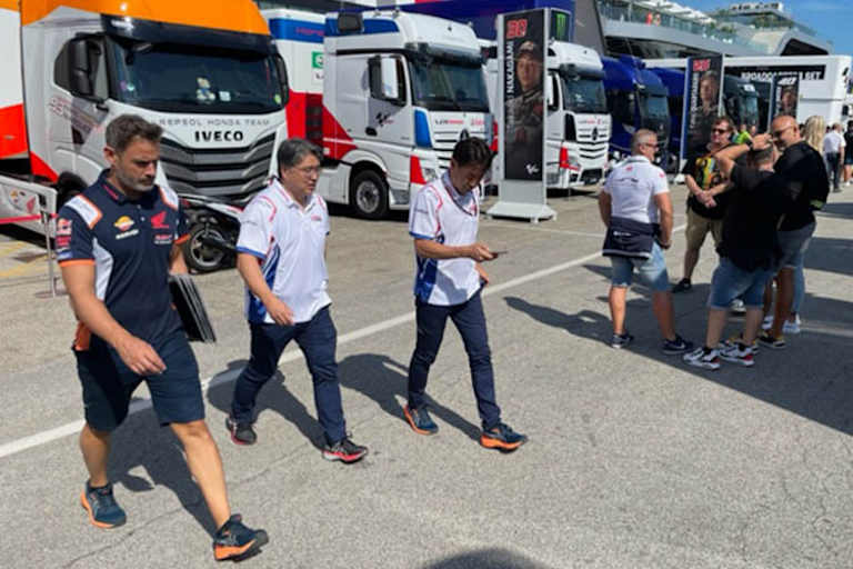 In Misano nach dem FP1: Kokubo (rechts) und Kuwata (in den weissen HRC-Shirts) marschieren in ihr Office