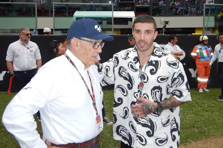 Dorna-CEO Carmelo Ezpeleta im Gespräch mit Iannone in Mugello 2023