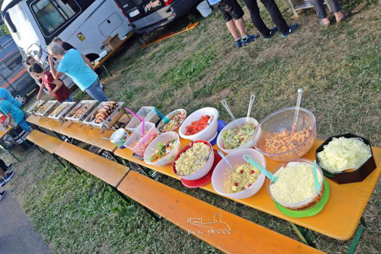 Essen fassen bei den Seitenwagen