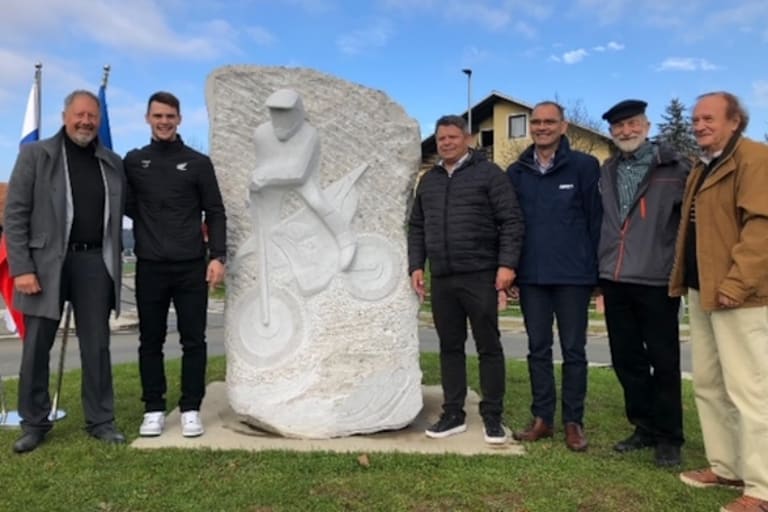 Gruppenfoto für Tim Gajser und Co. Auf dem Stein ist das Abbild eines Sprungs zu sehen