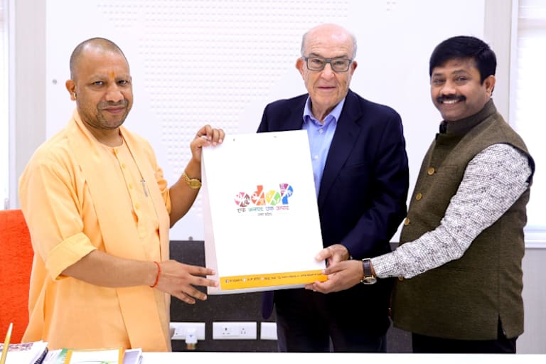 Yogi Adityanath, Ministerpräsident der Region Uttar Pradesh, Dorna-CEO Carmelo Ezpeleta und Nand Gopal «Nandi», Minister für industrielle Entwicklung 