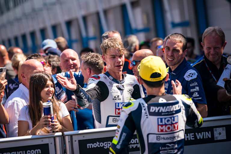 Ayumu Sasaki und Collin Veijer feiern in Assen ein starkes Teamergebnis