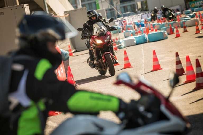 Nicht nur schauen, sondern selbst an den Lenker greifen: An der Intermot kann auf verschiedenen Parcours getestet werden