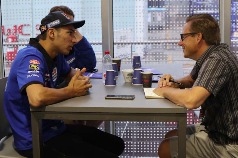 Toprak Razgatlioglu (li.) mit Speedweek-Redakteur Ivo Schützbach