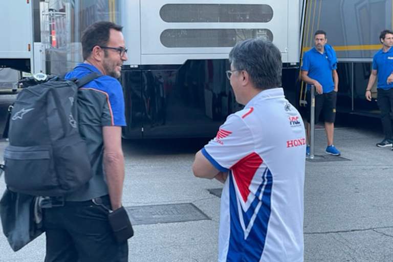Kalex-Chef Alex Baumgärtel mit HRC-Manager Kokubo am Samstag in Misano