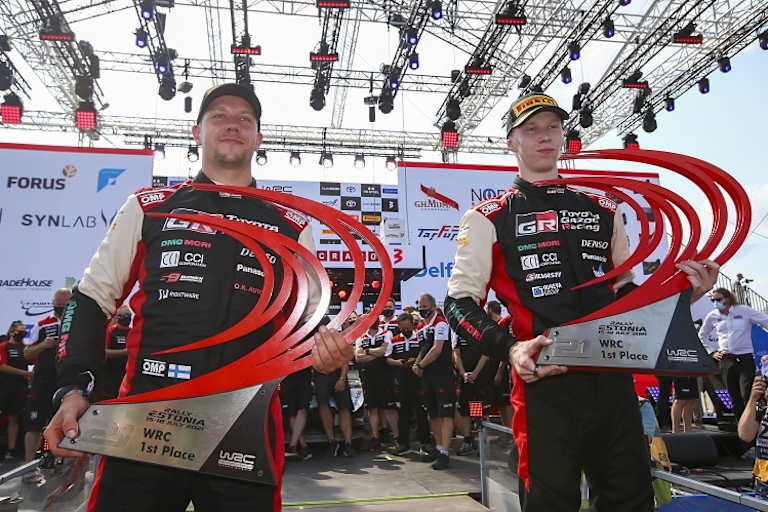 Jonne Haltttunen und Kalle Rovanperä beim ersten Sieg