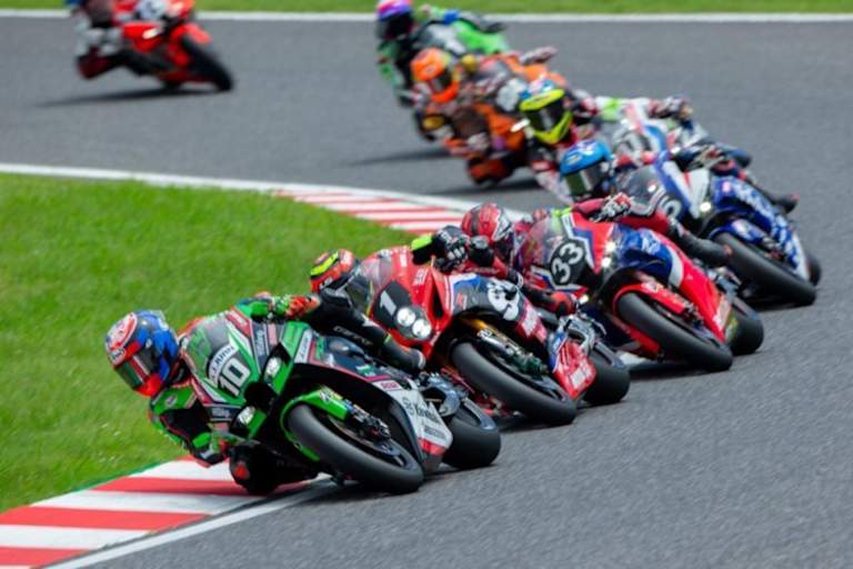 Zu Rennbeginn lag Kawasaki vor Honda