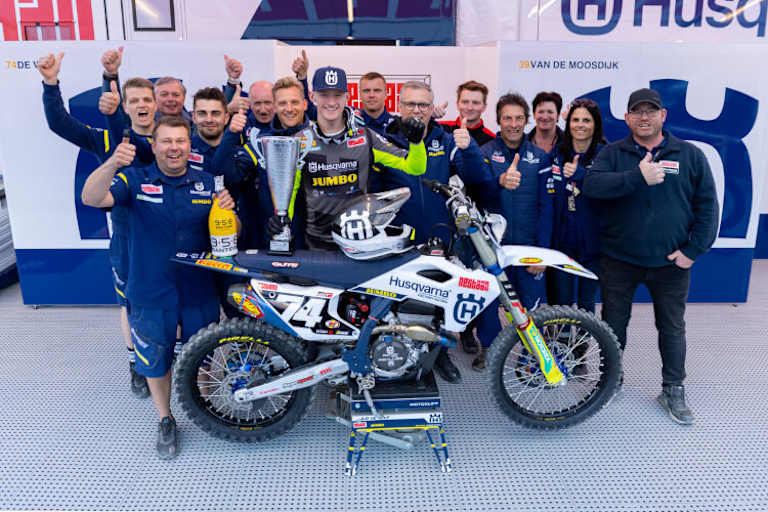 Jubel um Kay de Wolf: Unter dem Neestan-Vorzelt stehen 2023 drei WM-Fahrer