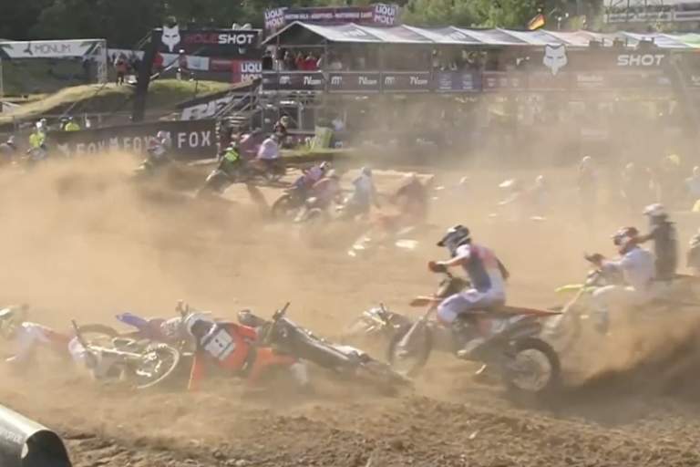 Der Crash in der ersten Kurve nach dem Start hielt Maximilian Spies auf