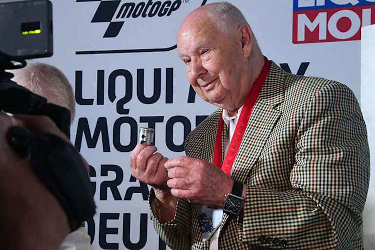 HG Anscheidt mit einem Kolben der 50-ccm-Zweizylinder-Suzuki