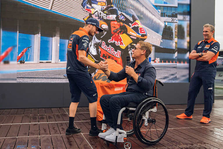 In Spielberg bekam Jack Miller von Pit Beirer seine Moto3-KTM von 2014; rechts Christian Korntner