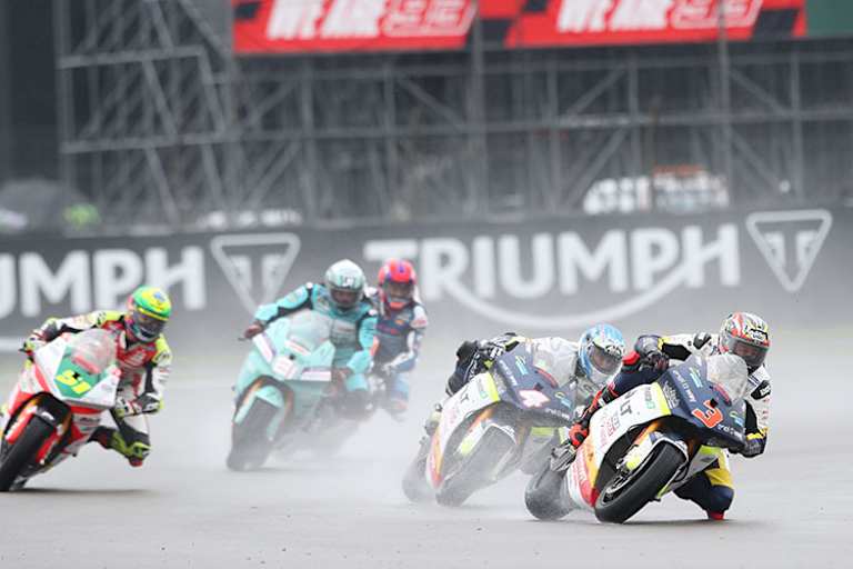 Starke Vorstellung: Randy Krummenacher (3) im Regen vor Garzo (4)