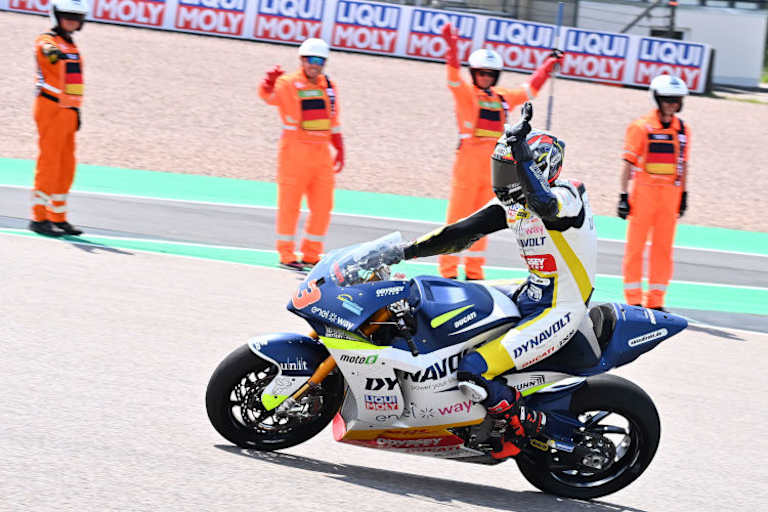 Randy Krummenacher ließ sich nach Platz 2 auf dem Sachsenring feiern