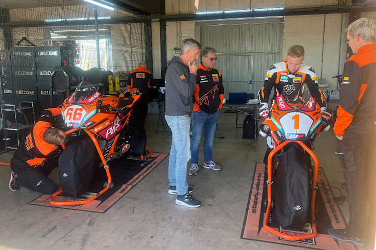 KTM-Offroad-Direktor Robert Jonas (li.) mit dem Europa-Manager von RAM, Domenico Gostoli