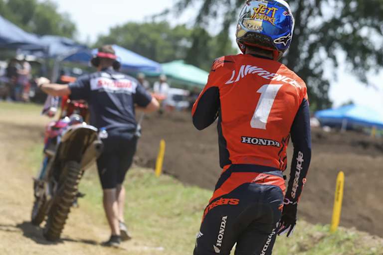 Jett Lawrence nach seinem Ausfall im ersten Lauf