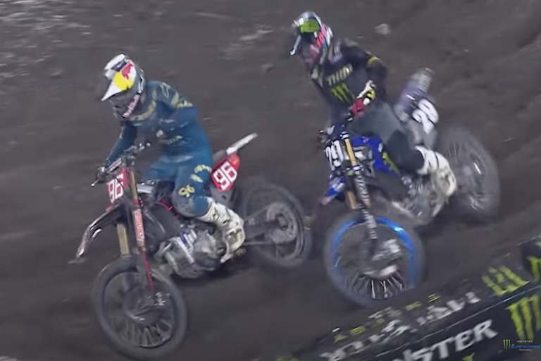 Lawrence setzt sich kurz vor dem Zieleinlauf gegen Trasher durch und gewinnt das Finale von Tampa