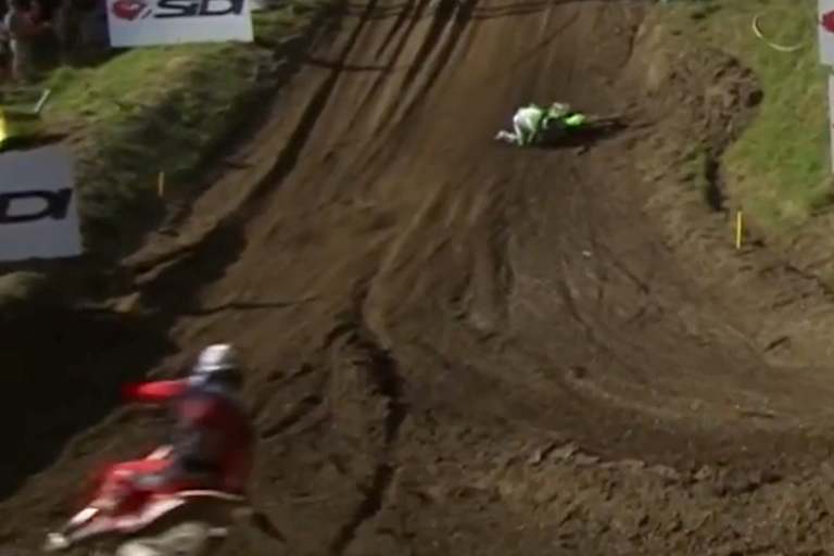 Romain Febvre stürzt am Ende des zweiten Laufs, Jorge Prado geht am Franzosen vorbei