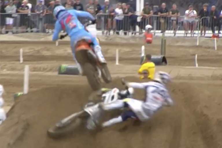 Kay de Wolf fährt Liam Everts ins Heck und stürzt