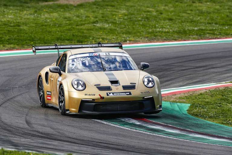 Sein Rennwagen mit der Startnummer 911 ist übrigens ein ganz besonderer: der insgesamt 5.000 Cup-Neunelfer, der von Porsche Motorsport seit 1990 gebaut wurde.