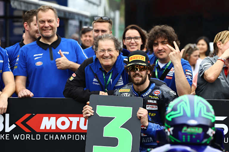 Die Triumph-Piloten Stefano Manzi (vorne) und Hannes Soomer