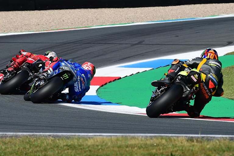 Dutch-TT in Assen 2022: Luca Marini (hinten) stürzt im FP3
