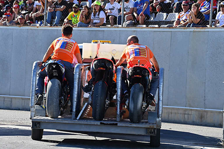 Das übliche Bild: Die zwei demolierten Repsol-Honda rechts auf dem Abschleppwagen