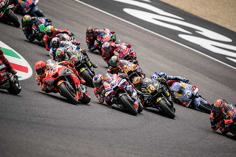 Erste Kurve: Alex Márquez stürzte nach der Kollision mit Brad Binder