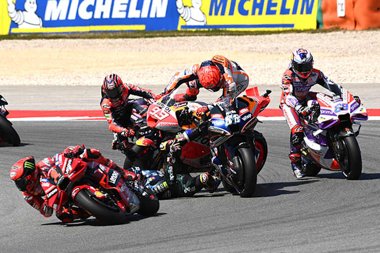 Turn 3: Marc Márquez verbremste sich, er rammte Oliveira, Martin (89) muss weiträumig ausweichen