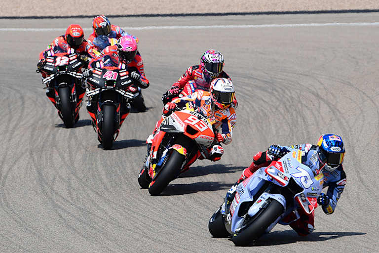 Im Sprint: Alex Márquez (73) vor Bruder Marc (93), Bastianini, Aleix Espargaró und Viñales (12)