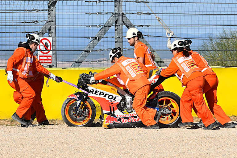 Kein ungewohntes Bild: Die Márquez-Honda am Abschleppseil