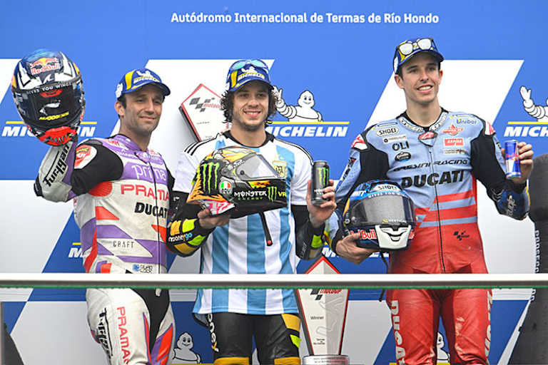 Das Podest: Johann Zarco (2.), Sieger Marco Bezzecchi und Alex Márquez (3.)
