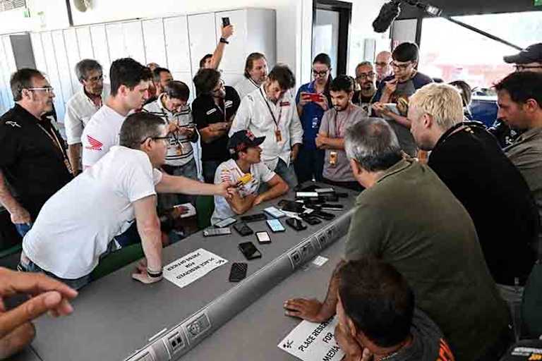 Von den Journalisten bestürmt: Marc Márquez in der Mittagpause in Misano