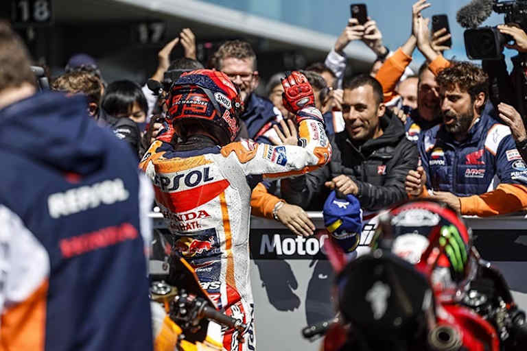 Riesiger Jubel im Parc Fermé: Marc Márquez