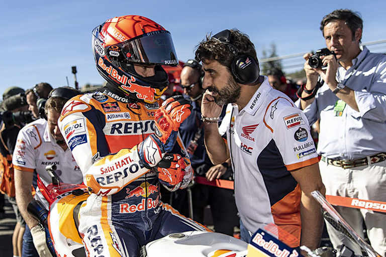Am Startplatz: Marc Márquez mit Crew-Chief Santi Hernandez