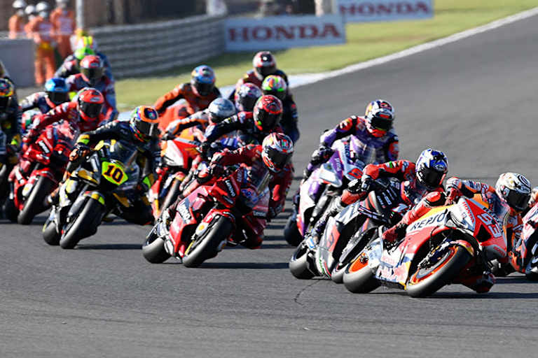 Erste Kurve: Binder innen, dann Márquez (93) vor Viñales, Zarco, Miller und Marini (10)