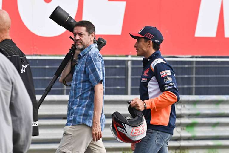 Marc Márquez (rechts) am Streckenrand