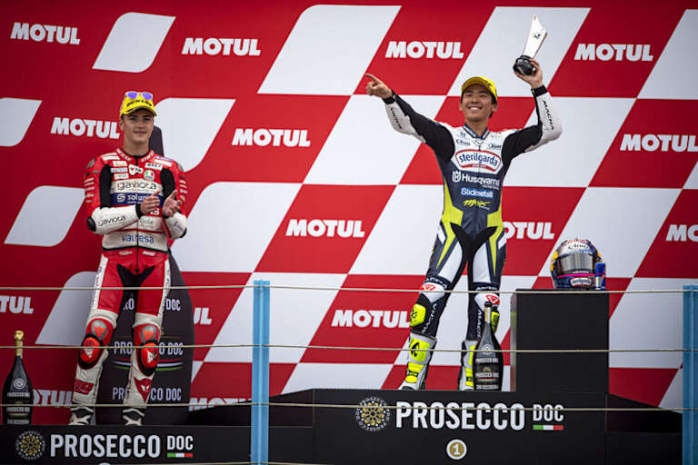 Ayumu Sasaki feiert seinen ersten GP-Sieg