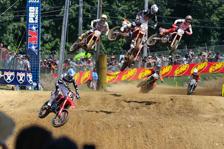 Ken Roczen (#94) führte im ersten Lauf vor Ryan Dungey (#5), Justin Barcia (#51), Antonio Cairoli (#222) und Eli Tomac (#3) 