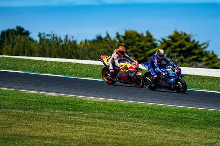 Rins vor Marc Márquez