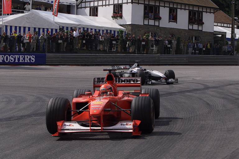 Ferrari-Star Michael Schumacher vor McLaren-Ass Mika Häkkinen