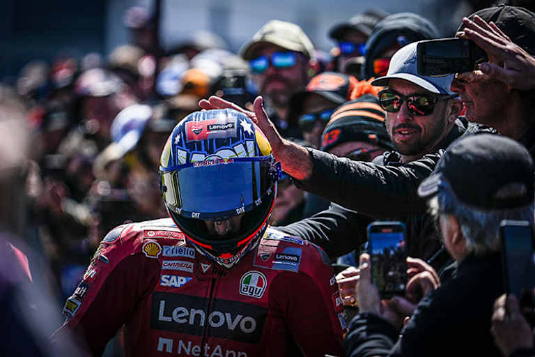 Zahlreiche Fans trösteten Jack beim Rückmarsch an die Box