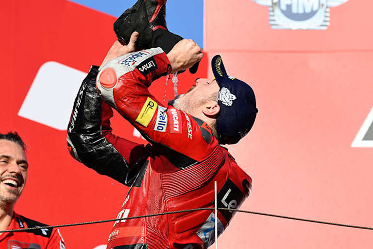Jack Miller: Ein «shoey» beim vierten MotoGP-Sieg in Japan 2022