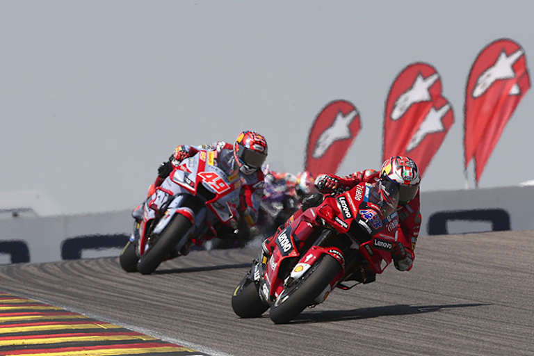 Sachsenring-GP: Jack Miller (43) vor Fabio Di Giannantonio
