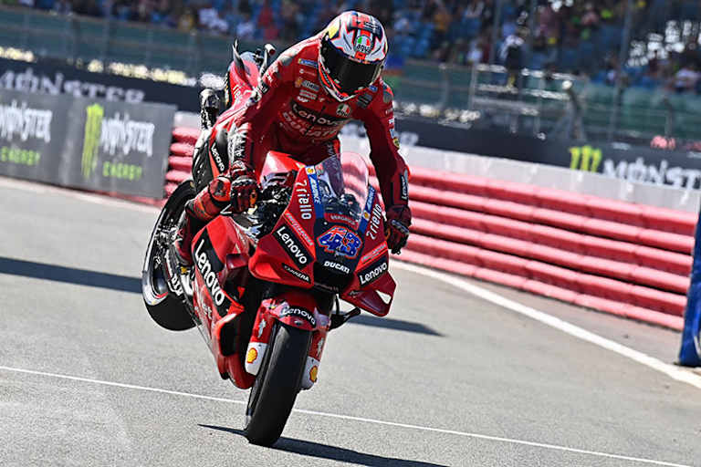 Erste Startreihe, das wurde mit einem Stoppie gefeiert: Jack Miler