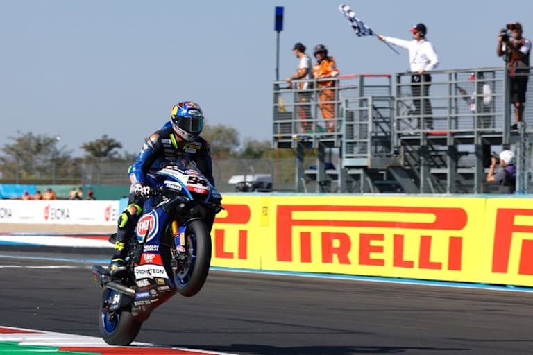 Toprak Razgatlioglu mit einem umgekehrtem Stoppie