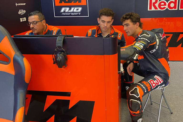 Albert Arenas (25) im Gespräch mit den Ingenieuren