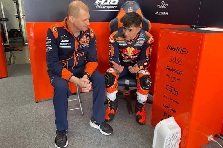 José Antonio Rueda mit Teammanager Aki Ajo im Gespräch