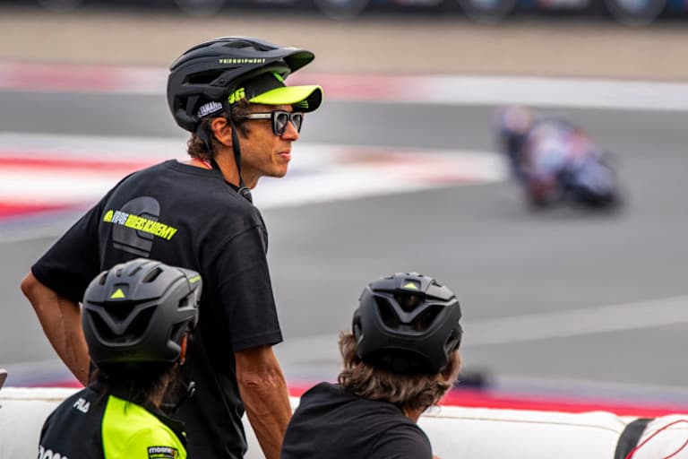 Der neunfache Weltmeister Valentino Rossi hat vom Streckenrand alles im Blick